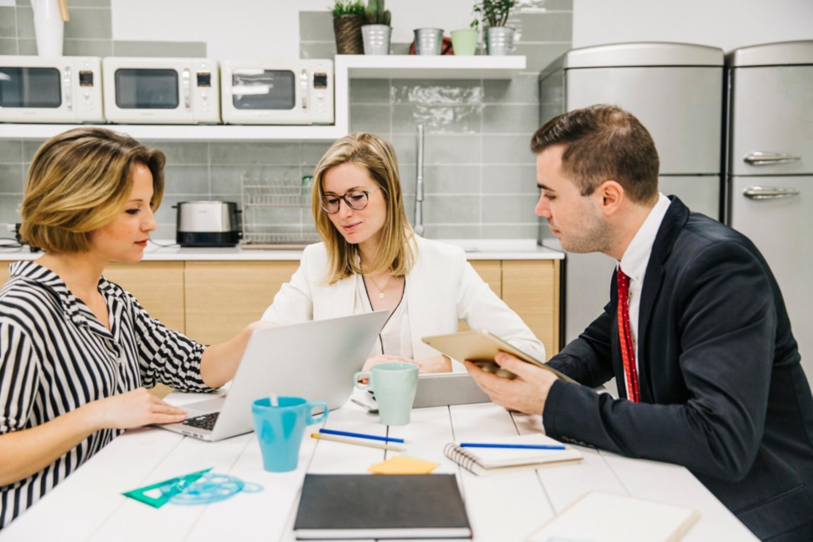 Das embercrystalthorn-Team bei der Arbeit an innovativen Finanzlösungen